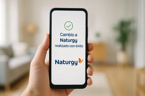 Confirmación de cambio a Naturgy en smartphone, simbolizando facilidad del proceso.