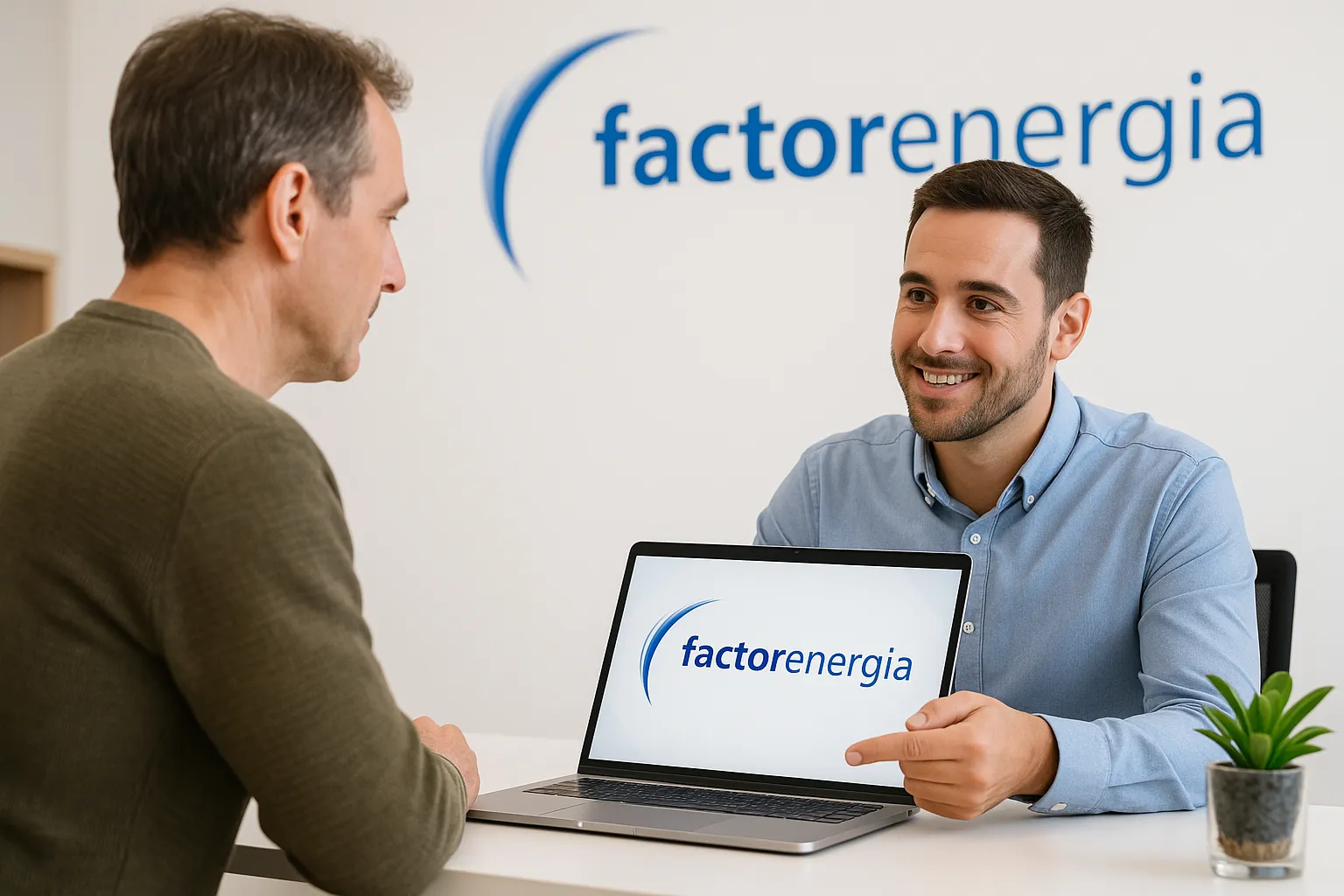 Trabajador de Factor Energía informa a usuario sobre sus tarifas de Gas.