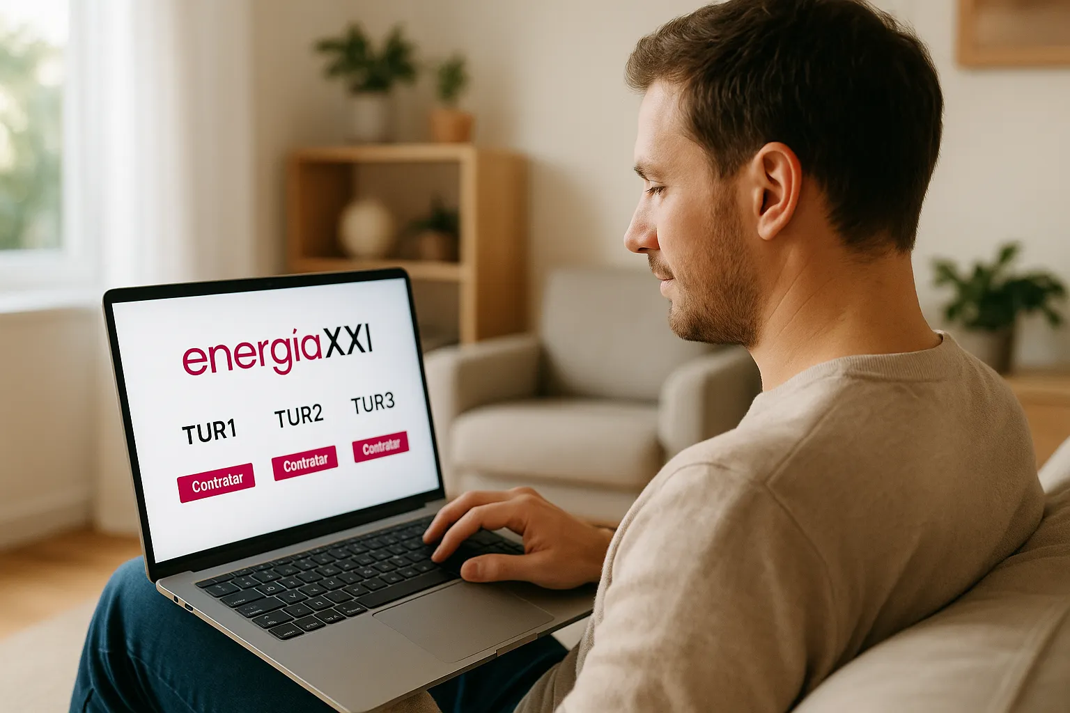 Persona en casa contratando la Tarifa TUR de gas con Energía XXI online.